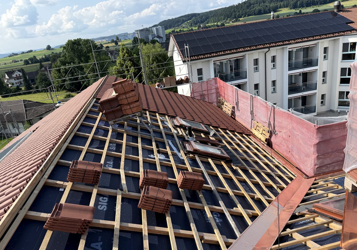 Steildach mit Ziegeln und sauberer Lattung